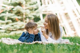 Tři roky doma s dítětem jsou přežitek. Ženy by se měly vracet do pracovního prostředí co nejdříve, shodují se odborníci